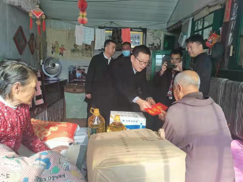 抗击雪灾！联合会在行动（之二） 走访慰问海城市受灾“三属”家庭(图1)