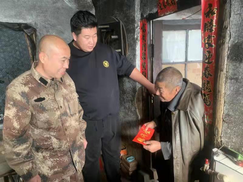 抗击雪灾！联合会在行动（之二） 走访慰问海城市受灾“三属”家庭(图2)