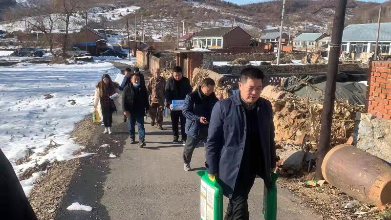 抗击雪灾！联合会在行动（之二） 走访慰问海城市受灾“三属”家庭(图4)