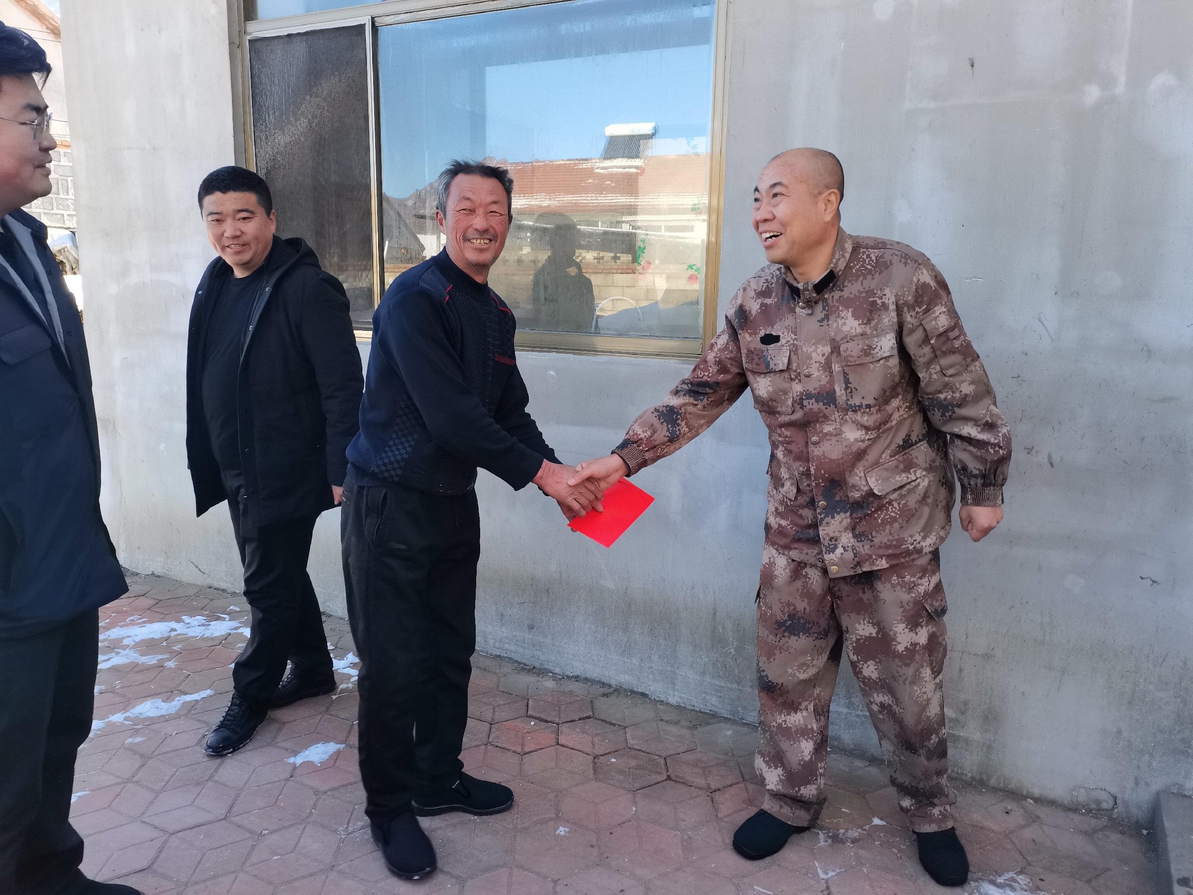 抗击雪灾！联合会在行动（之三） 走访慰问岫岩县受灾退役军人家庭(图1)