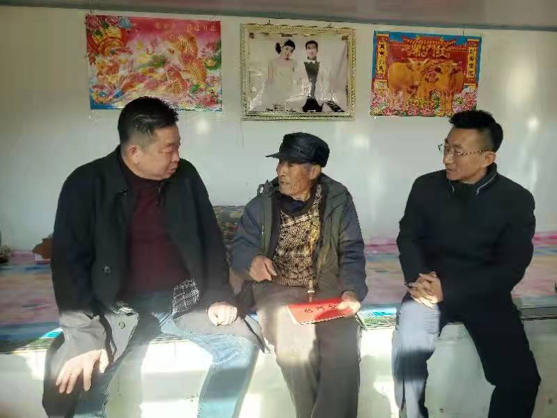 会长张明新慰问岫岩县抗美援朝老兵(图1)