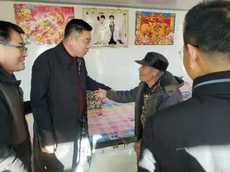 会长张明新慰问岫岩县抗美援朝老兵(图2)